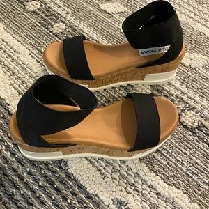 Steve Madden size 6 wedges with black straps